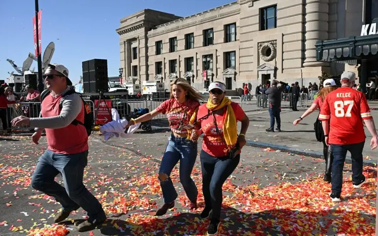 Tiroteio na comemoração do Super Bowl termina em caos, com uma pessoa morta e Milhares fugindo.